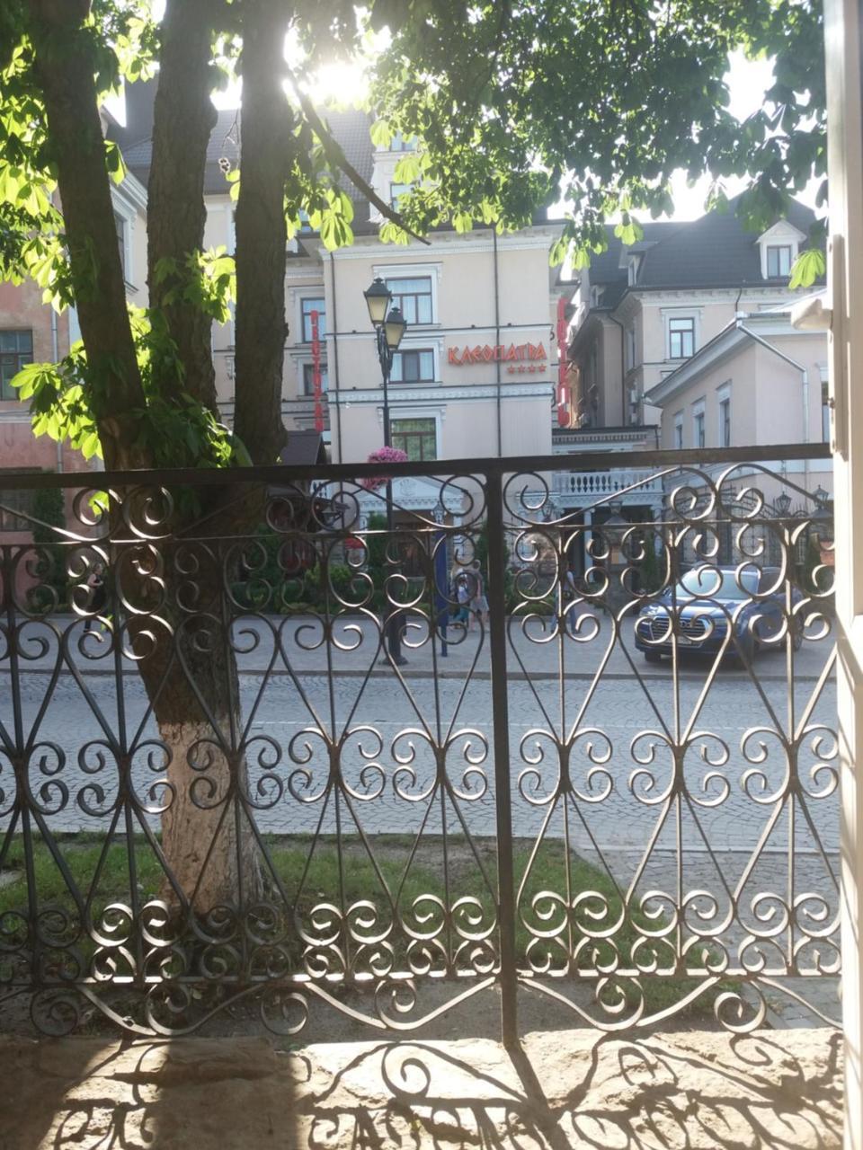Уютные Апартаменты В Самом Сердце Старого Города Kamjanez-Podilskyj Exterior foto